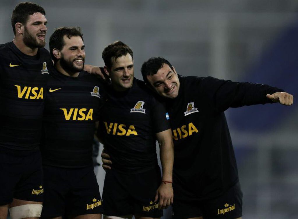 Players of Argentina's Jaguares pose for a picture as they celebrate defeating South Africa's Sharks 29-13 in a Super Rugby match at the Jose Amalfitani stadium in Buenos Aires, on May 25, 2018. / AFP PHOTO / Alejandro PAGNI buenos aires  campeonato torneo Super Rugby 2018 rugby rugbiers partido jaguares Sharks
