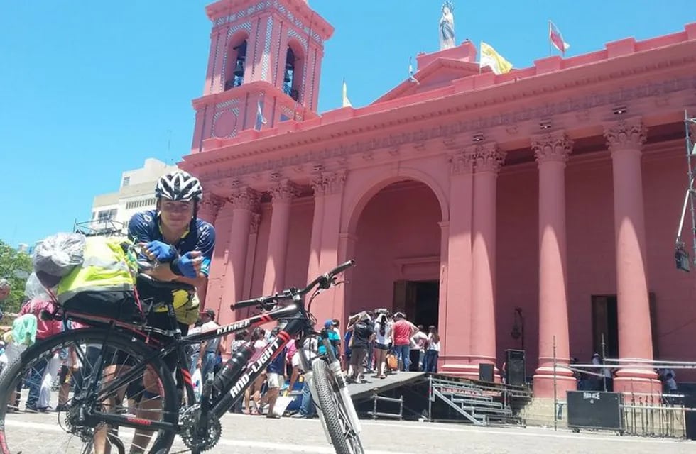 Le robaron la bicicleta al joven que cumple las promesas a la Virgen del Valle