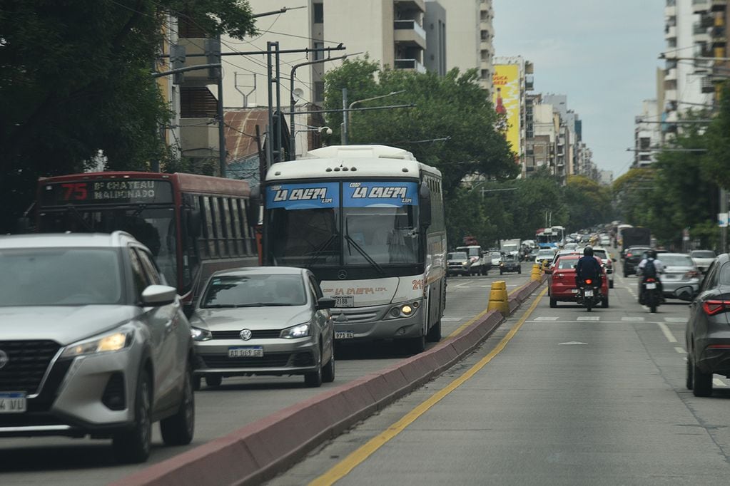 Transporte urbano e interurbano. Avenida Colón hacia el centro. Diferentes tipos de movilidad, transporte publico por la ciudad de Córdoba.
Foto: (Pedro Castillo / La Voz)