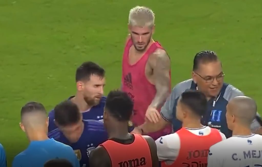 De Paul reacciona y saca la mano del hondureño del brazo de Messi.