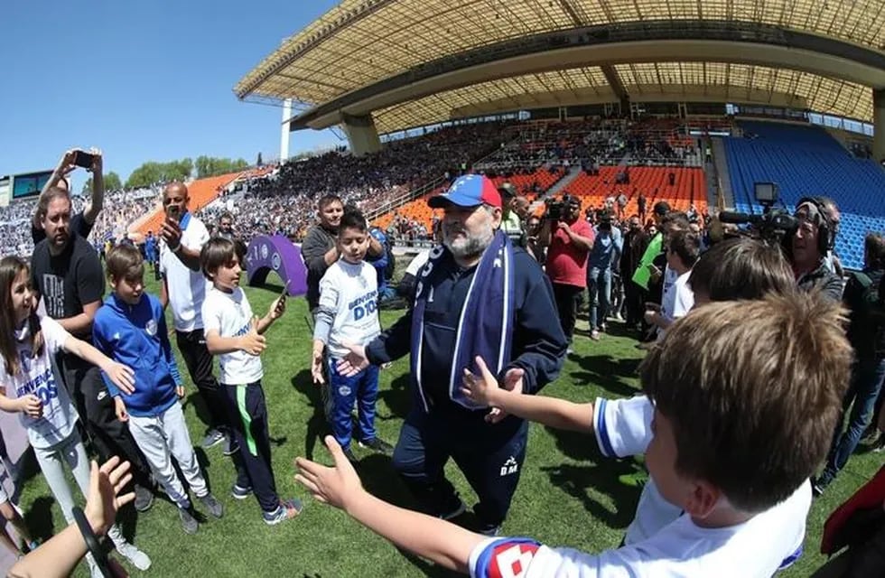 Maradona es recibido por el semillero de Godoy Cruz previo al encuentro entre Gimnasia de La Plata y el Tomba.