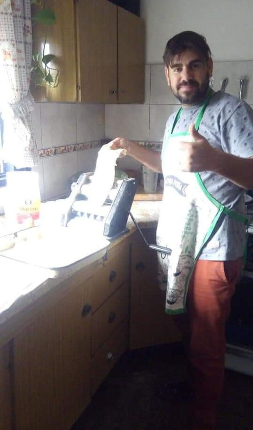 Luciano cocinando las pastas. (Foto: gentileza Natalia Roques).
