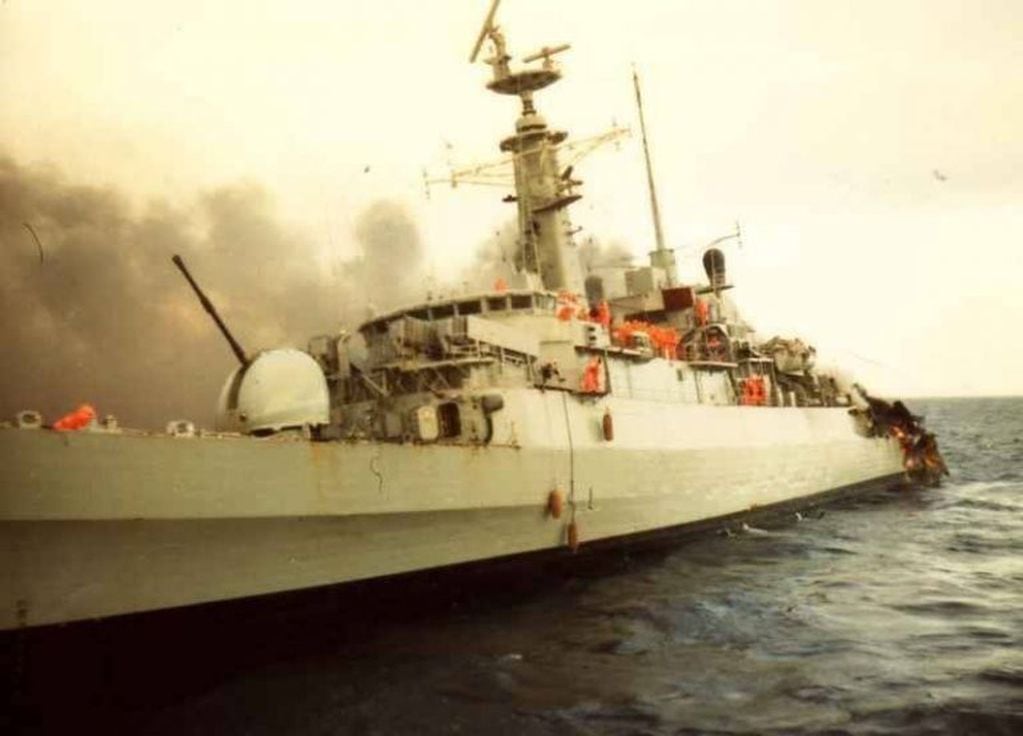 Fragata HMS "Ardent"  luego de recibir el ataque argentino.