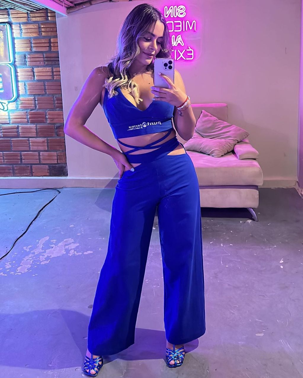 Larissa Riquelme se robó todas las miradas en Instagram con un cat suit azul electrizante.