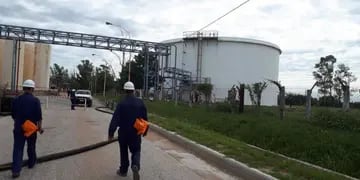 Clausura y control. Personal de la Policía Ambiental, en una inspección en la planta de Petroquímica Río Tercero, días atrás. (Secretaría de Ambiente)