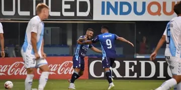Jonás Aguirre festeja con Claudio Bieler su gol