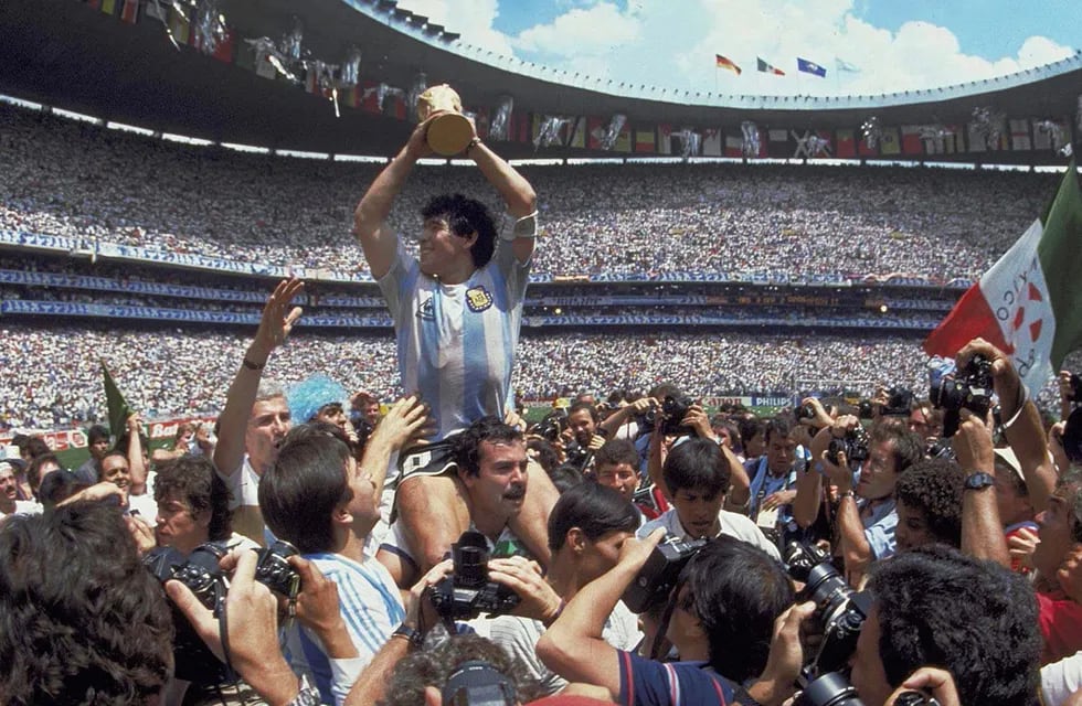 Diego Maradona, la postal en el estadio Azteca y el pedido de Matías Barzola para el "10".