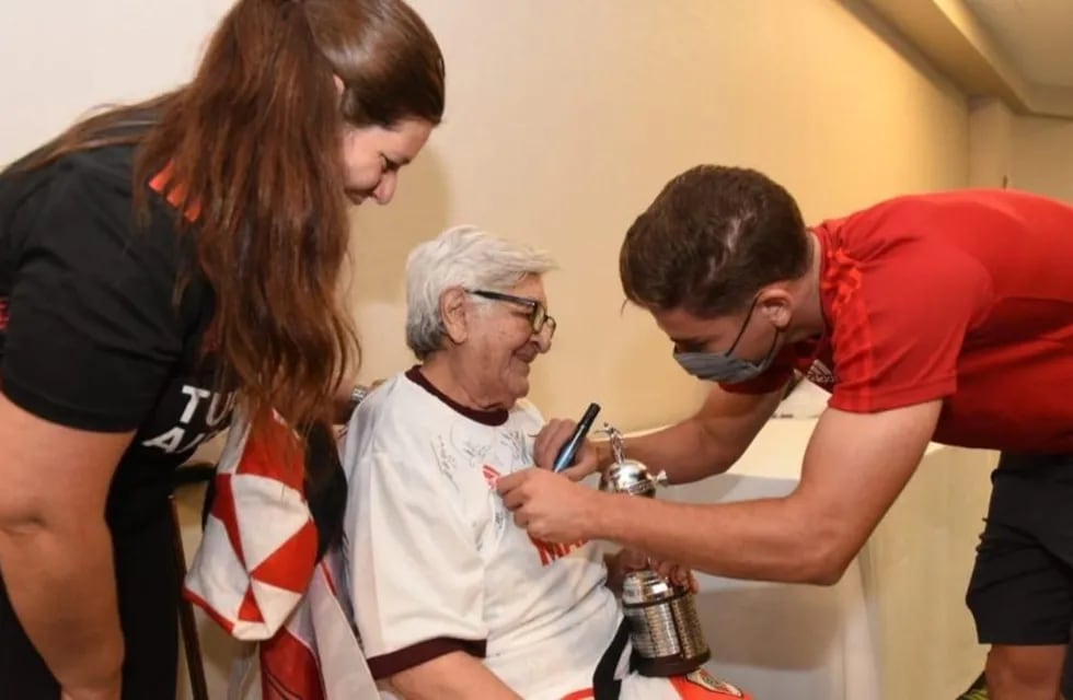Una señora de 95 años cumplió su sueño al conocer al plantel de River Plate.