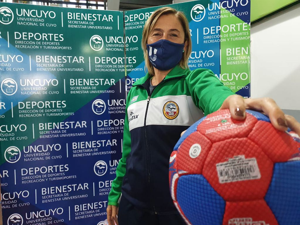 Ana Alonso, DT de handball de la UNCuyo.