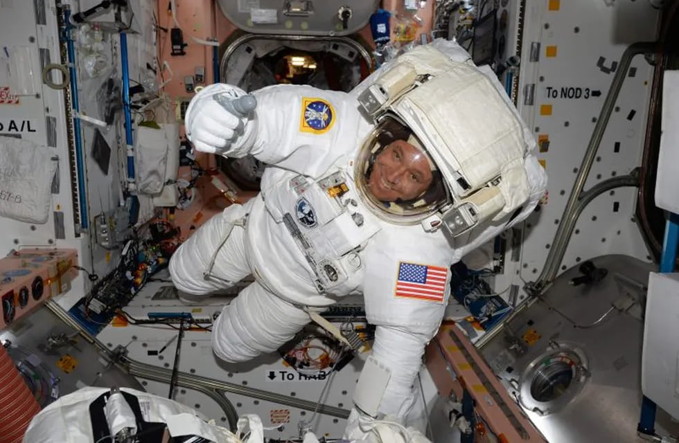 Dos astronautas realizan la última caminata espacial del año y se puede seguir en vivo