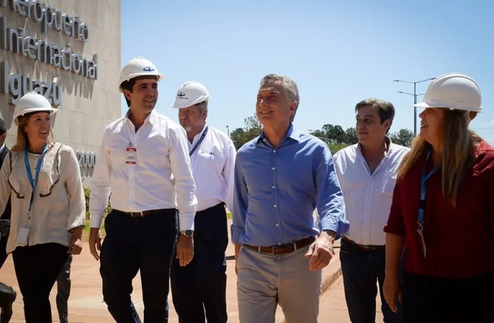 Macri recorrió obras en el Aeropuerto Internacional de Cataratas, junto al candidato a diputado nacional Alfredo Schiavoni y otros funcionarios. (Presidencia)