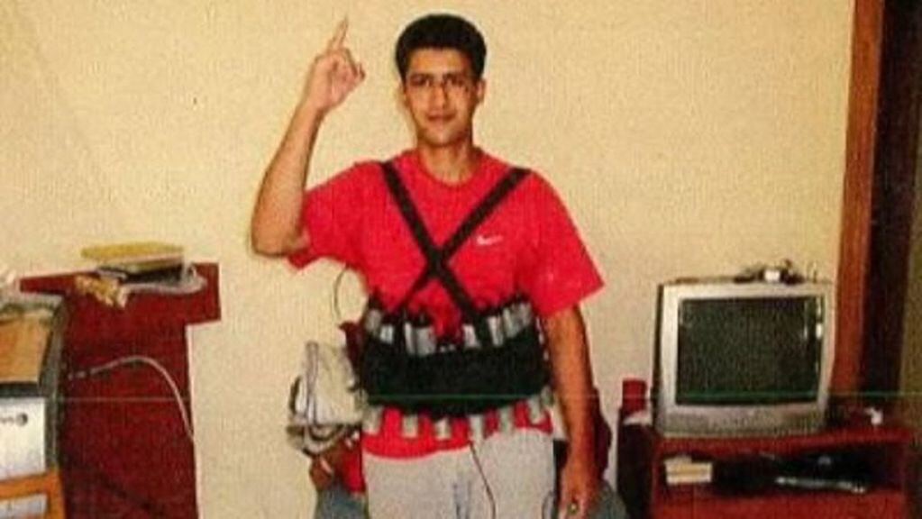 El terrorista Youssef Aalla posa con un chaleco explosivo.