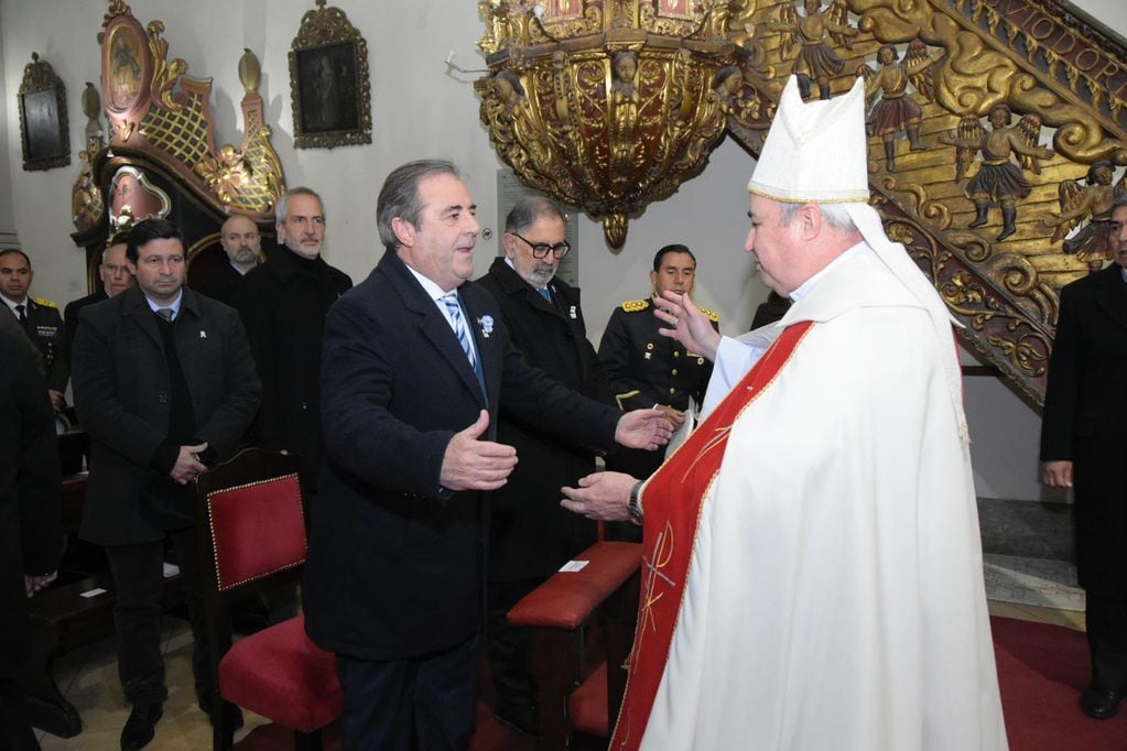 El vicegobernador Alberto Bernis saluda al obispo de Jujuy, monseñor Daniel Fernández, en el Te Deum oficiado por el Día de la Independencia.