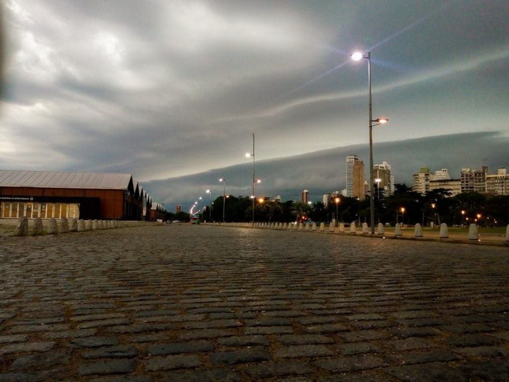 Frente de tormenta en Rosario. (@paulocolacrai)