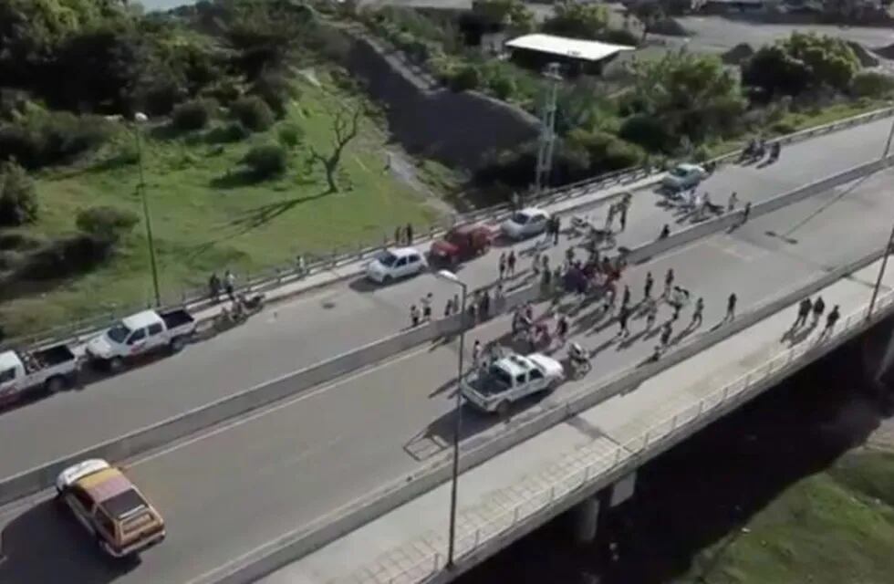 Familiares se manifestaron en el puente Solidaridad. (El Tribuno)