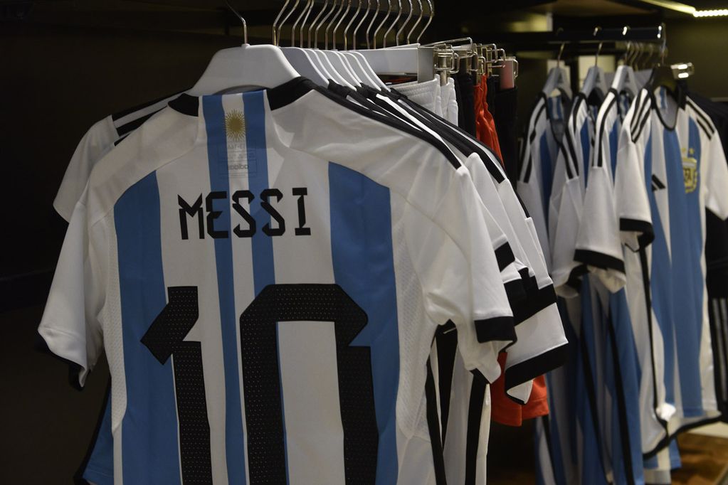 La camiseta de la Selección Argentina es furor en los locales argentinos. 