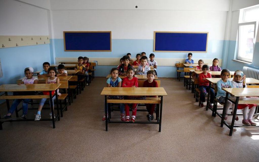 Estudiantes refugiados sirios en segundo grado esperan el comienzo de su primera lección del año en la escuela primaria Fatih Sultan Mehmet en Ankara, Turquía, 28 de septiembre de 2015. Crédito: REUTERS/Umit BektasPICT.