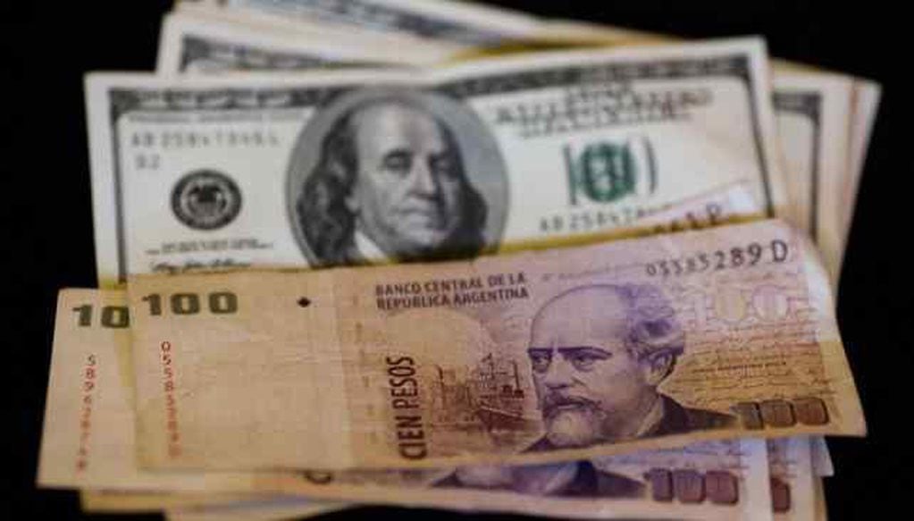 El peso argentino y la lira turca son las monedas más frágiles frente al dólar estadounidense. 