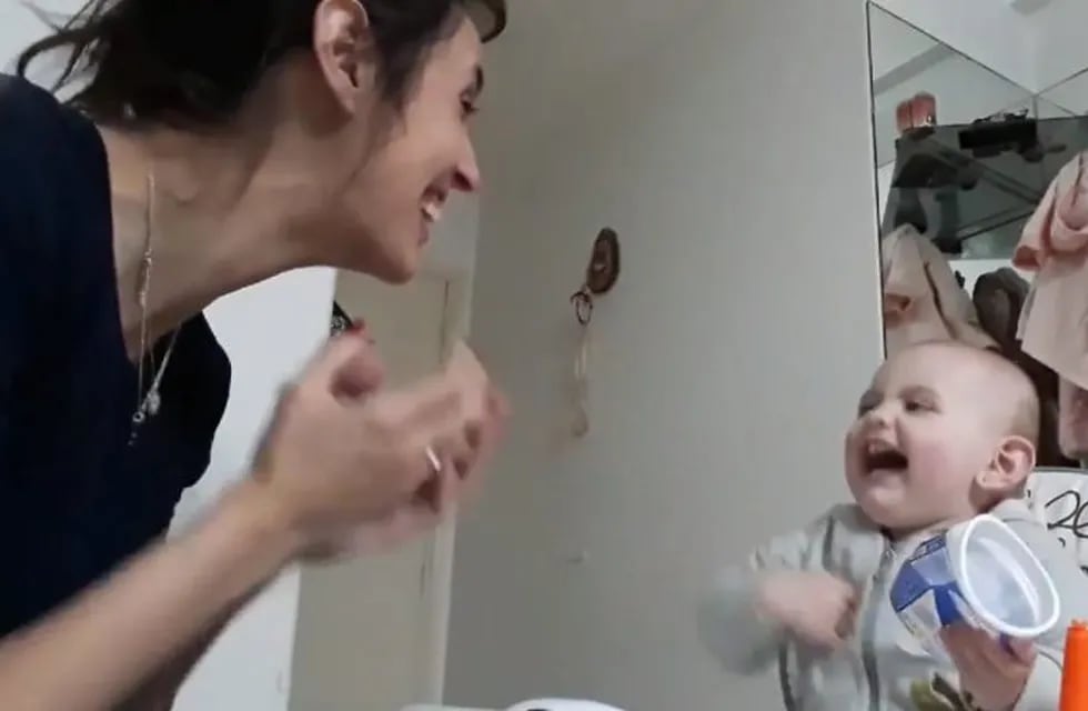 La graciosa charla de una madre con un bebé que no come la \