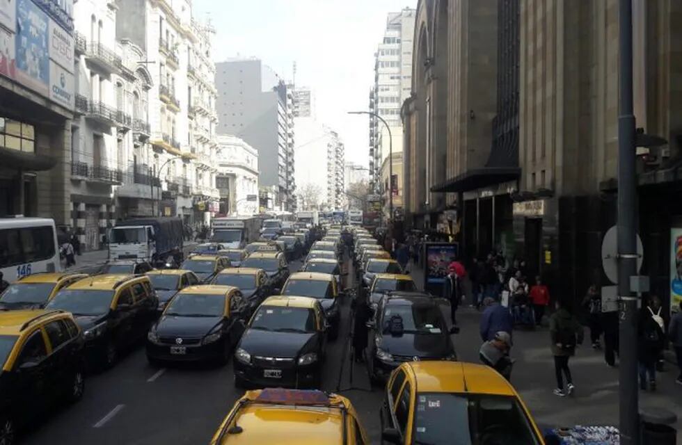 Nueva protesta de taxistas contra Uber en Plaza Miserere, Parque Las Heras y el Abasto. Maxi Failla