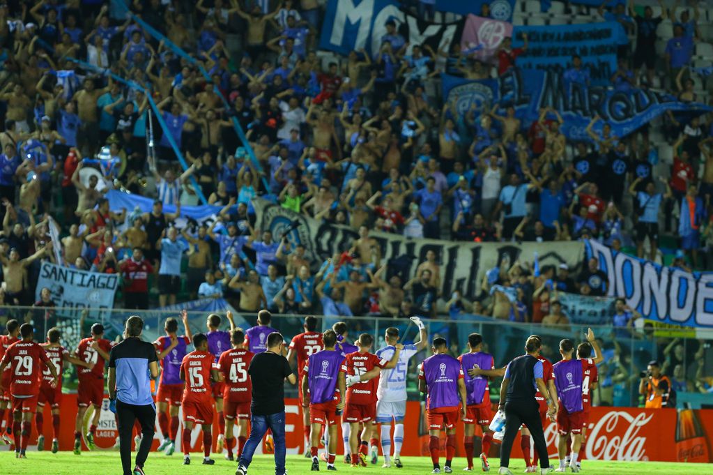 Los jugadores de cara a la gente luego del triunfo ante Tomayapo (Prensa Belgrano).