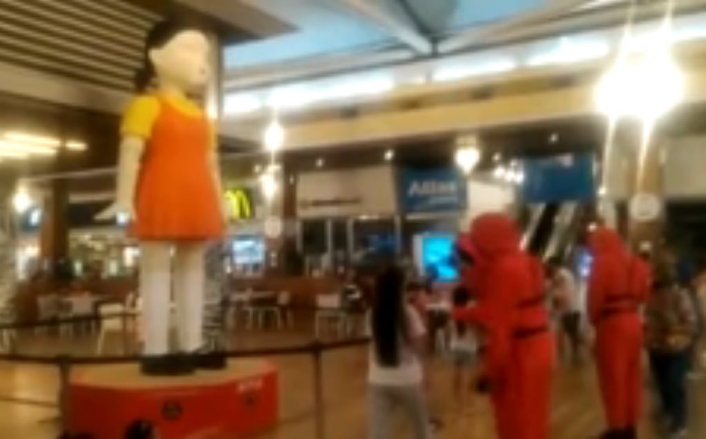 La muñeca icónica de El Juego del Calamar debió ser desmantelada del shopping de Avellaneda.