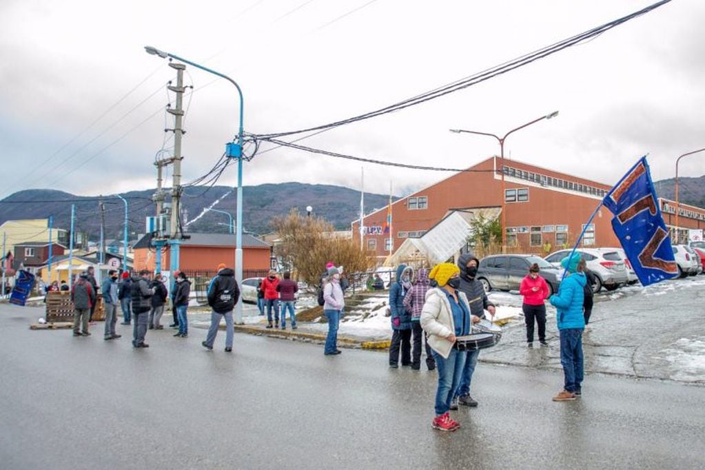 Empleados del IPV se manifestaron frente a la sede de Ushuaia. (04/09/2020)