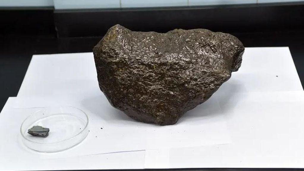 Un cordobés intentó ingresar al país con un meteorito.