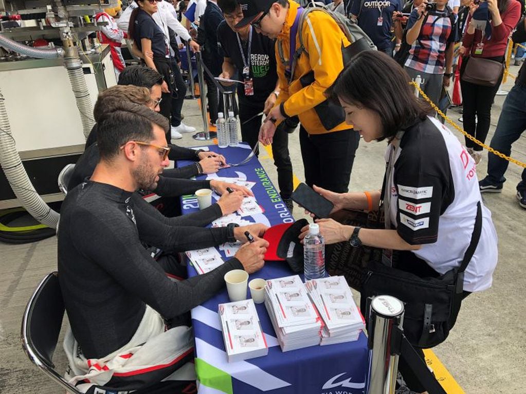 Firma de autógrafos de los pilotos del Toyota número 7, con Pechito López en primer plano. Así, se vivía la previa del evento.