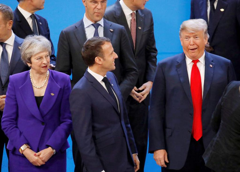La primera ministra británica, Theresa May, el presidente francés, Emmanuel Macron, y el presidente de los Estados Unidos, Donald Trump, se ven antes de la foto de familia durante la cumbre del G20 en Buenos Aires (REUTERS).