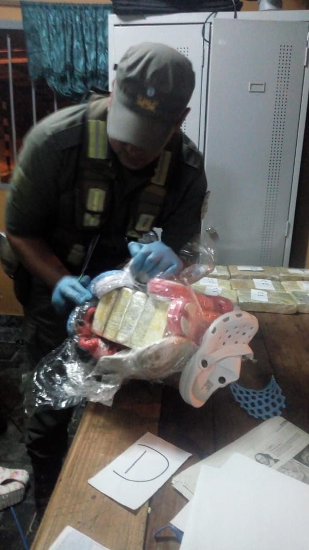 Un gendarme exhibe el hallazgo de droga en la “Operación Sapito Blanco”.
