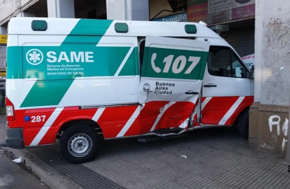 El choque de una ambulancia y un taxi en Balvanera dejó seis heridos.