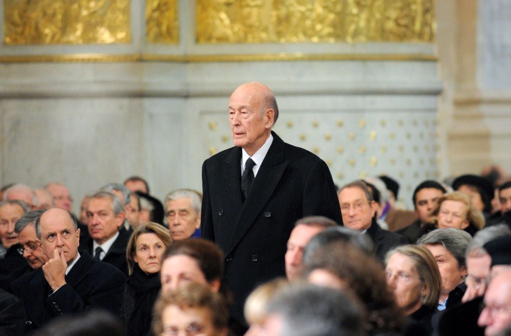 El expresidente francés Valery Giscard d'Estaing llega al funeral de Philippe Seguin. (Foto: AP / Eric Feferberg)