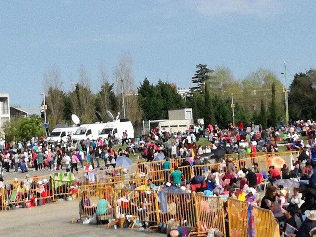 Los feligreses van llegando al campito pese a los complicaciones por el paro. (Radio Noba)