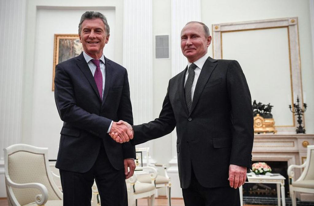 EPA2919. MOSCÚ (RUSIA), 23/01/2018.- El presidente ruso, Vladímir Putin ( dcha), recibe a su homólogo argentino, Mauricio Macri, antes de mantener una reunión en el Kremlin, en Moscú (Rusia) hoy, 23 de enero de 2018. EFE/ Alexander Nemenov/ Pool