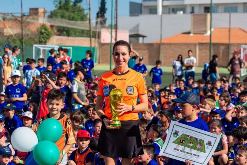"La Torre" festejó sus 25 años con la visita de 3 estrellas del fútbol argentino y dos referentes del fútbol femenino local.