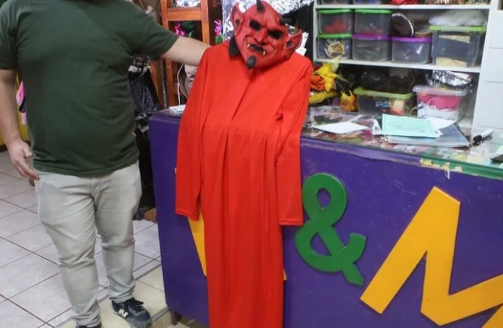 El Diablo de Río Cuarto devolvió el disfraz con el que supuestamente estafó a un remisero de Paraná. (Foto Puntal.com.ar)