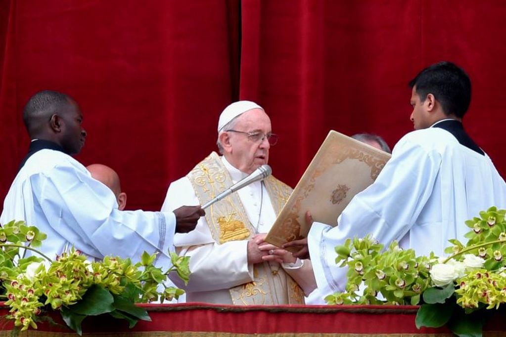 Francisco lee su mensaje en la Basílica de San Pedro. (Foto: AFP)