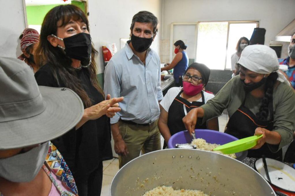 Los funcionarios asistentes observaron el trabajo de los voluntarios y calcularon el trabajo para el año que viene.