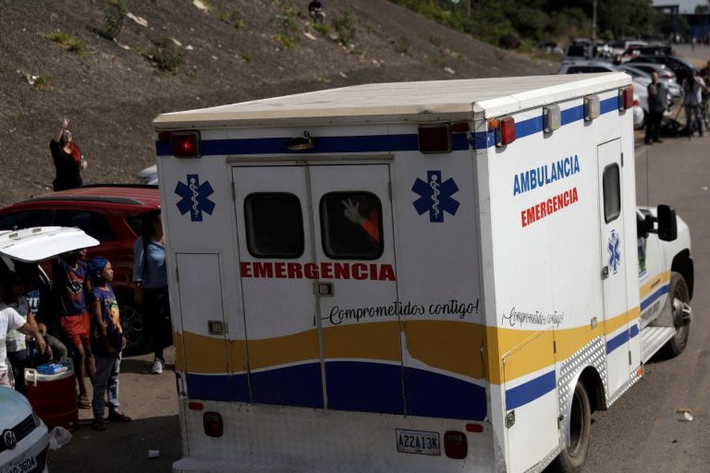 En Pacaraima, en la frontera entre Venezuela y Brasil, una enfermera indicaba a los periodistas por la ventanilla de una ambulancia, que en el vehículo evacuaban tres personas heridas, desde Venezuela hacia territorio brasileño.  REUTERS/Ricardo Moraes