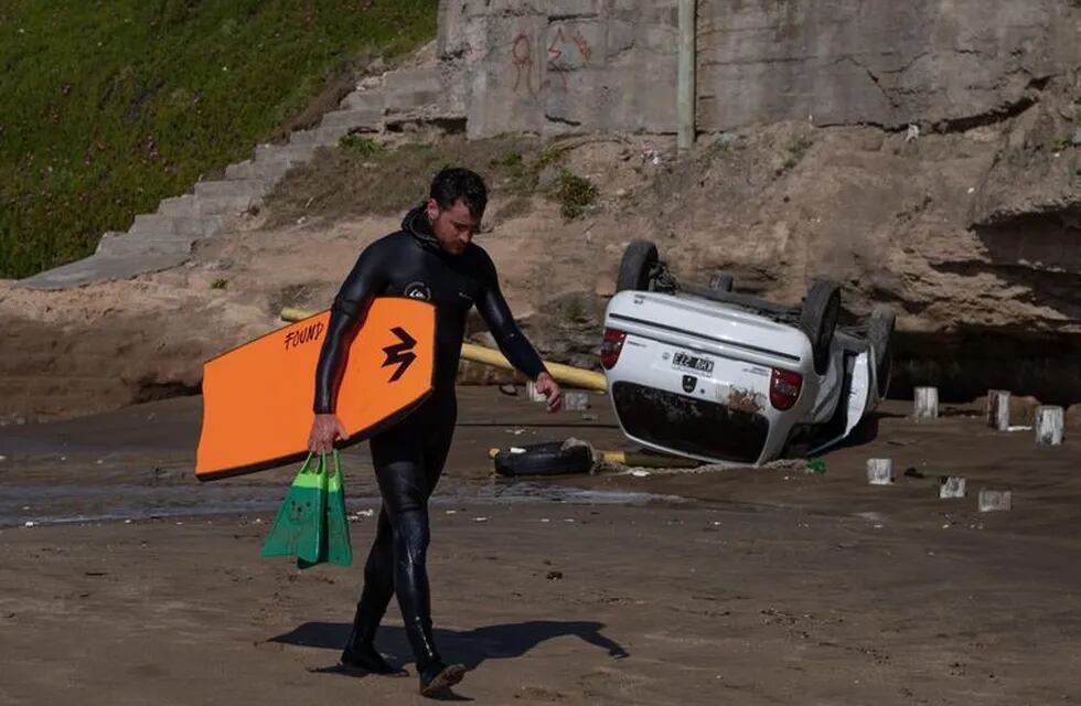 Un auto cayó por un acantilado en una playa (Foto: Cadena 3)