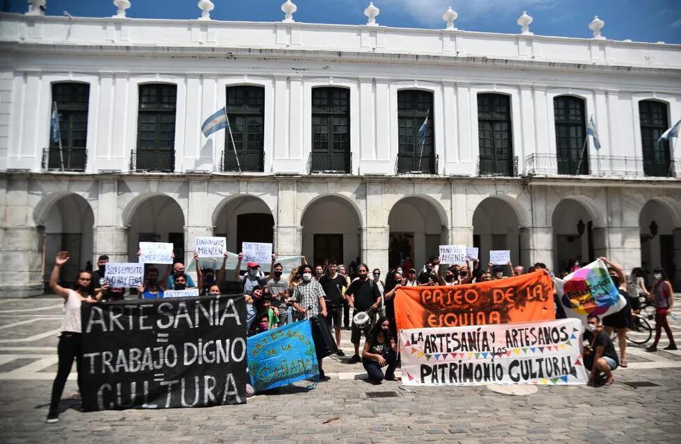 Artesanos cordobeses manifestaron ante el Cabildo Histórico, este 1º de diciembre.