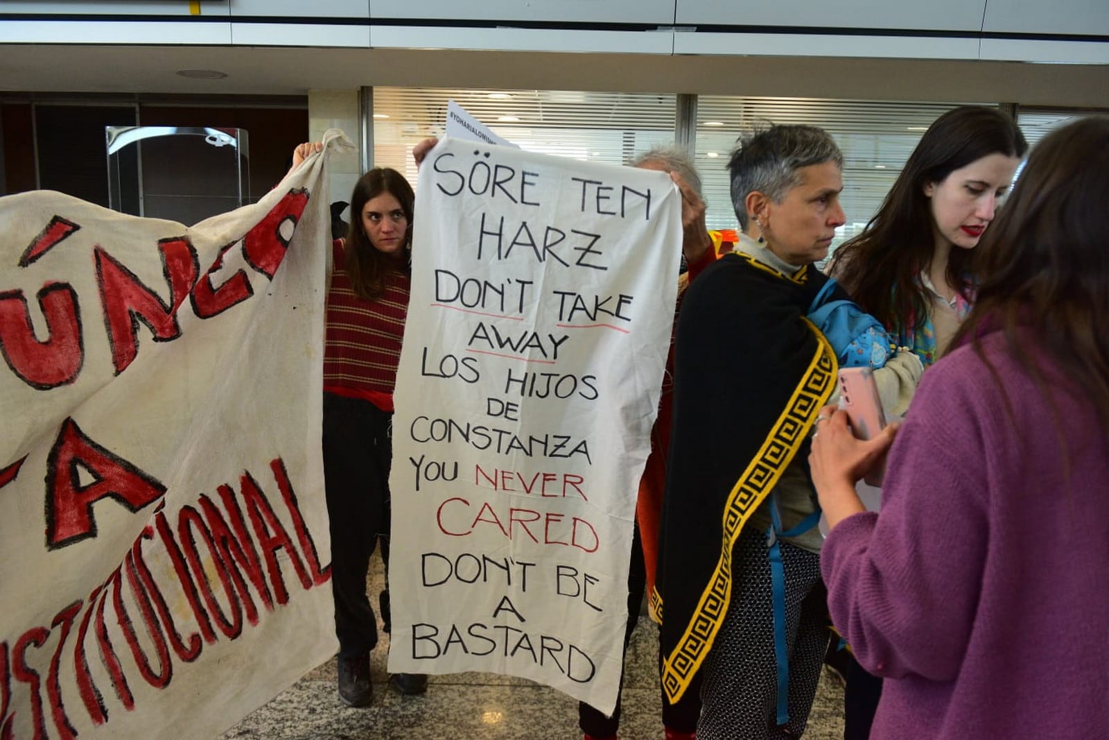 Protesta en el Aeropuerto contra la restitución de uno de los hijos de Constanza T. a su padre en Alemania.