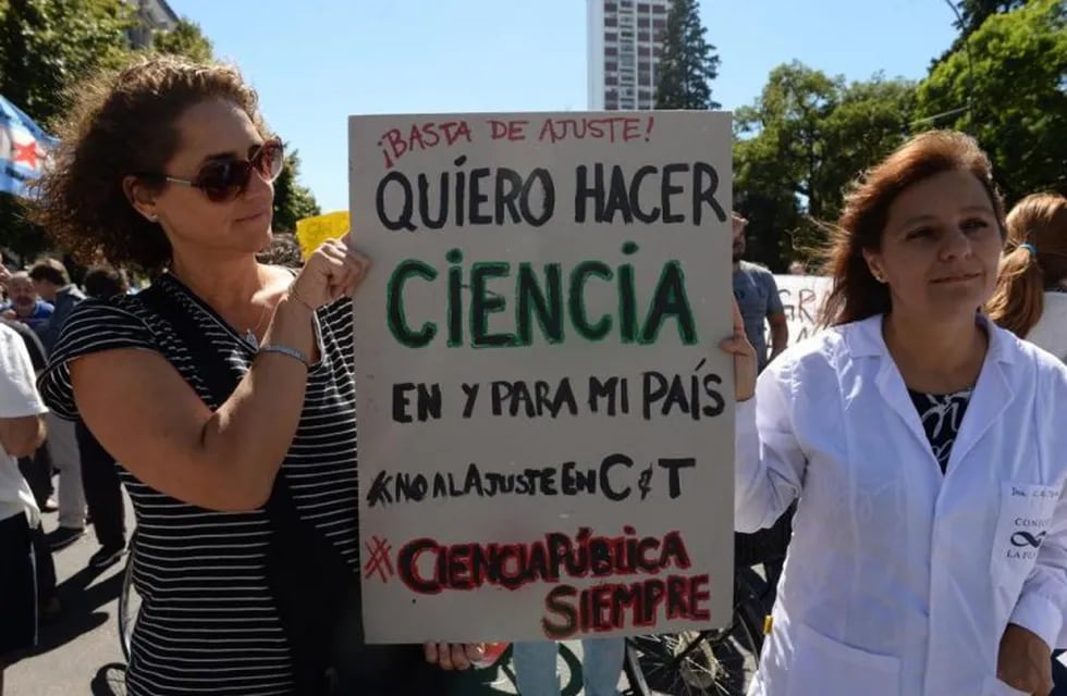 Marchan científicos del Conicet en La Plata.