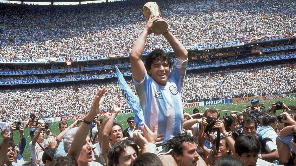 Estadio Azteca, 1986: Roberto Cejas carga en sus hombros a Maradona.