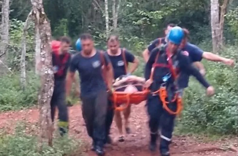 Puerto Iguazú: bomberos rescatan a turista que cayó en uno de los saltos del arroyo Mbocay.