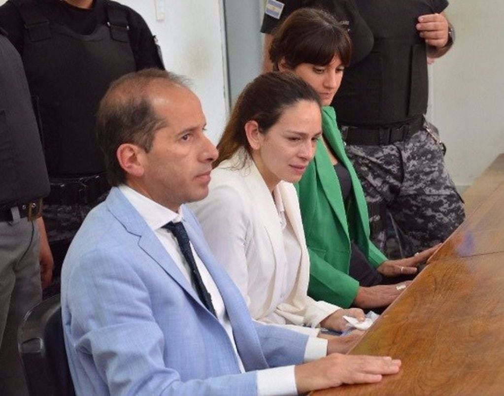 El abogado Alejandro Cazabán, junto a Julieta Silva durante el juicio. 
