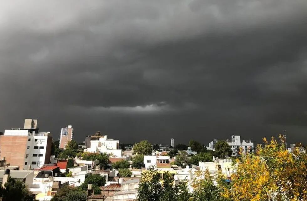 Frente de tormenta en Rosario. (@mariabelenb)