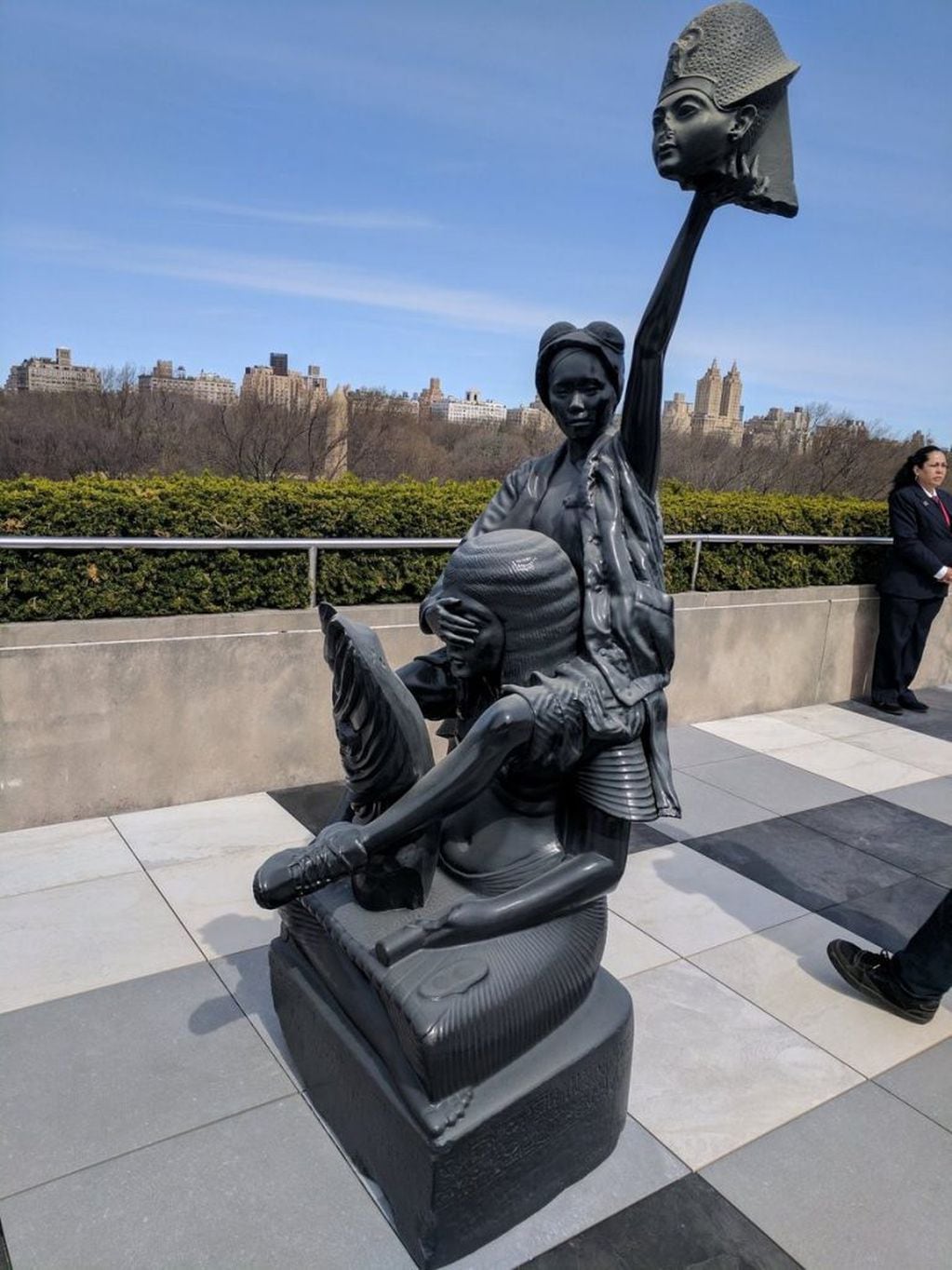 El artista rosarino Adrián Villar Rojas inauguró una instalación con 16 esculturas de poliuretano en la terraza del Metropolitan de Nueva York.