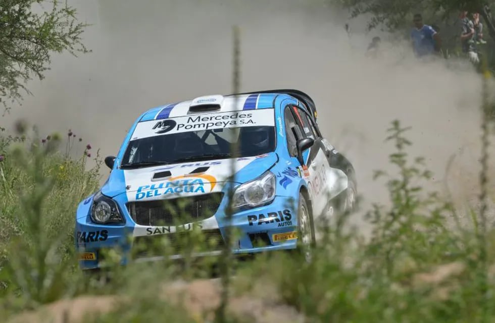 Miguel Baldoni, en acción durante el Rally Gran Premio, disputado con centro en Carlos Paz y que cerró la temporada 2019 del Argentino de la disciplina. El piloto puntano se consagró campeón de la primera división del certamen (RC2).